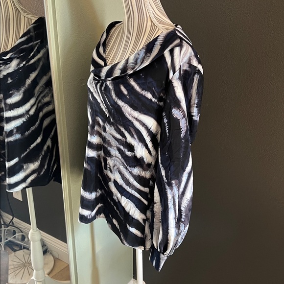 π 1 hour sale. St. John, size 12, Navy & White Patterned Blouse, Gently preloved - Picture 7 of 10